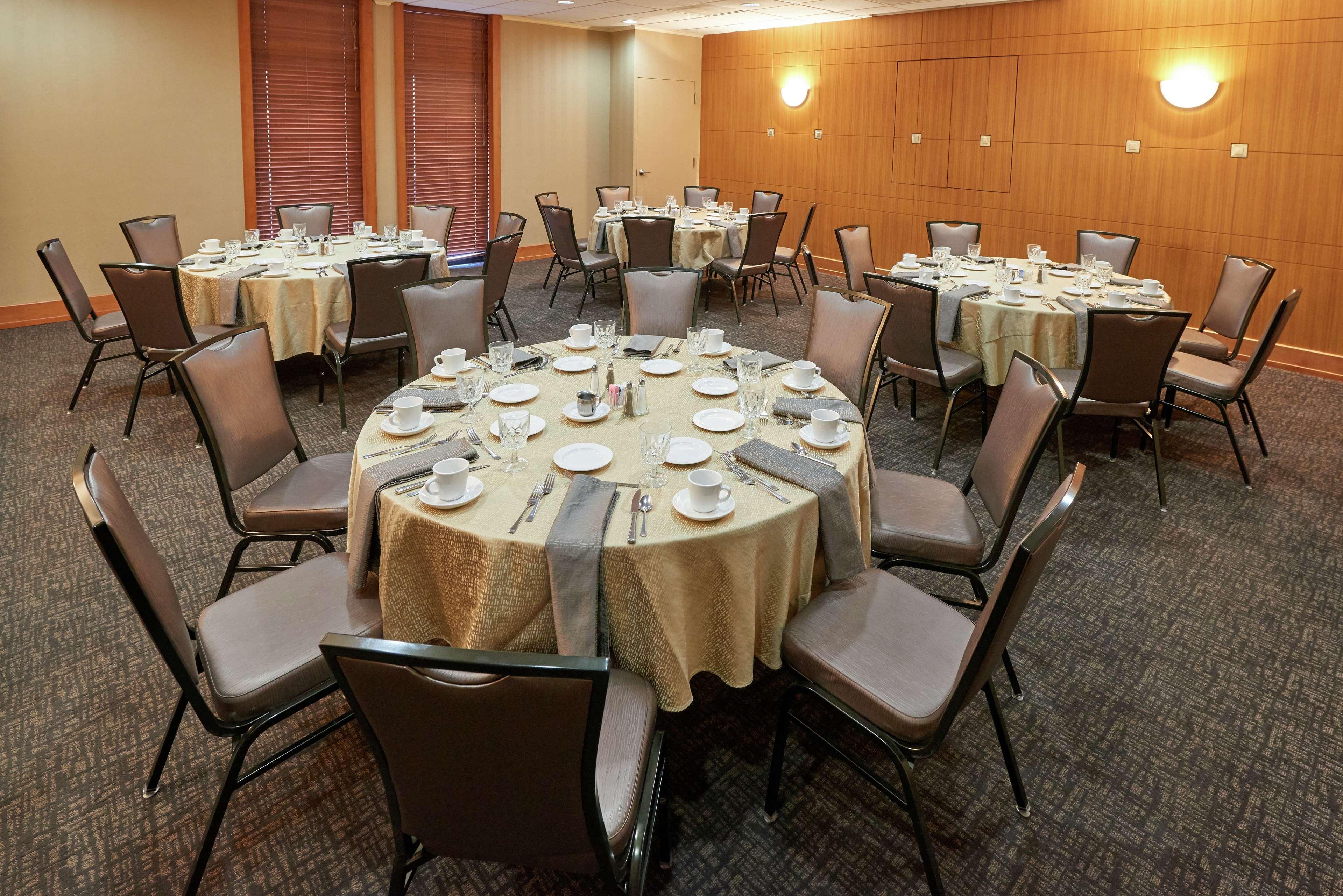 Doubletree By Hilton Akron Fairlawn Exterior photo