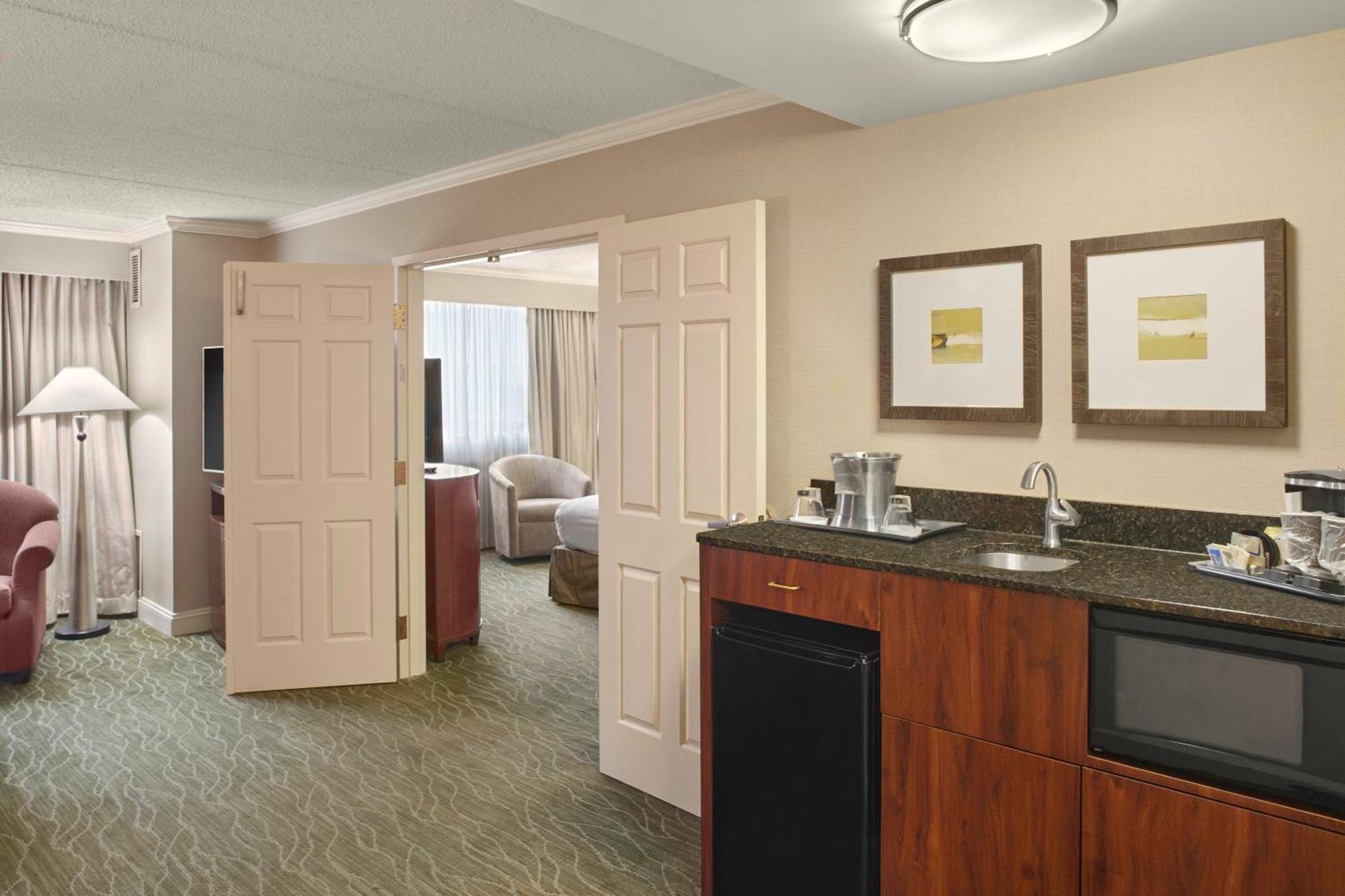 Doubletree By Hilton Akron Fairlawn Exterior photo